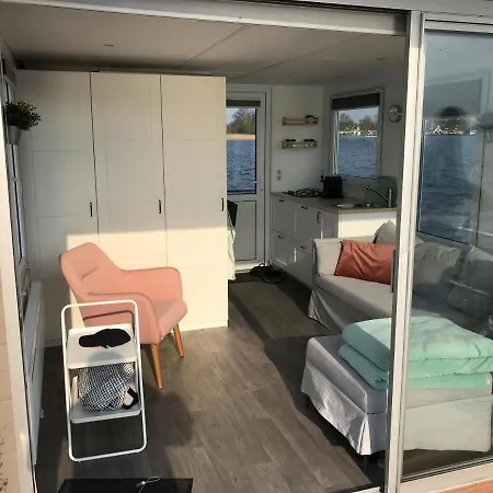 Tiny Loft Boat בית הארחה *