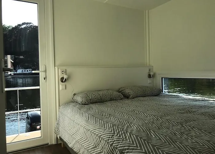 Tiny Loft Boat בית הארחה לוסדרכט