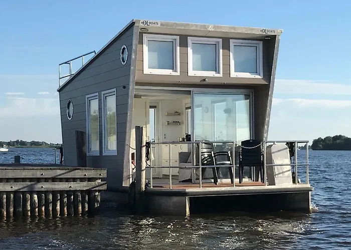 Tiny Loft Boat لوستريشْت